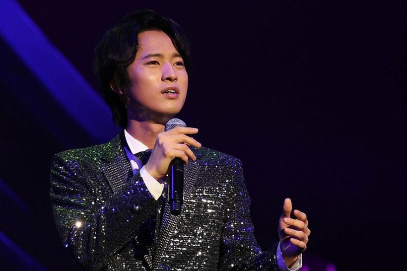 コンサートで熱唱した青山新