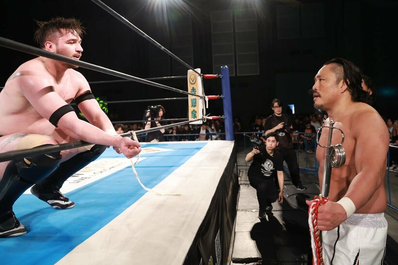 試合後も睨み合った後藤（右）とカラム