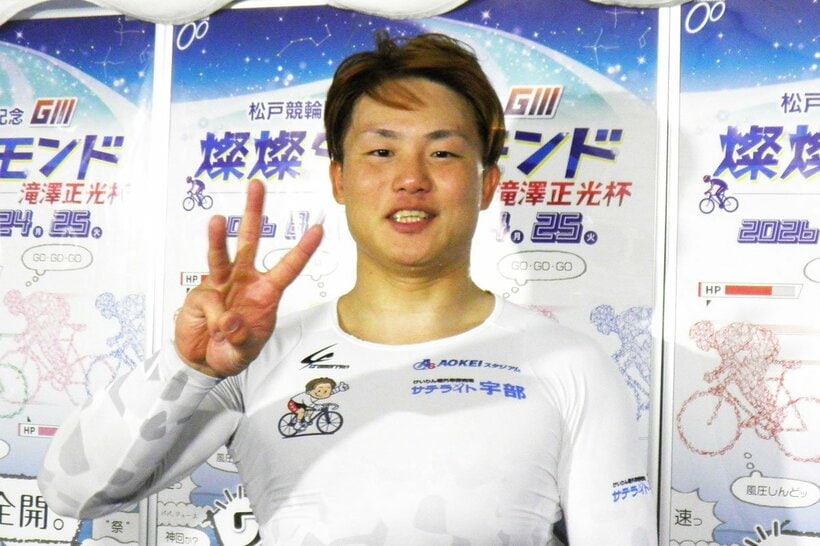 通算３００勝を達成し、ポーズをとる取鳥雄吾