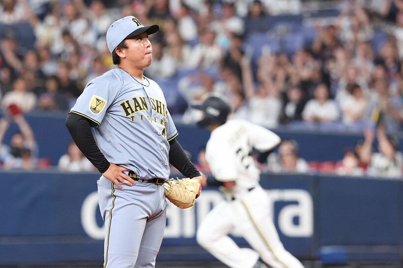 初回一死、村上は紅林(右)に連続本塁打を浴びる