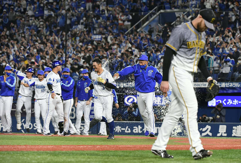  阪神はＤｅＮＡにサヨナラ負け（右は阪神・エドワーズ投手）