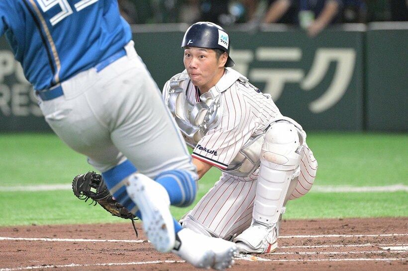 レイエス（手前）にタッチする古賀優大