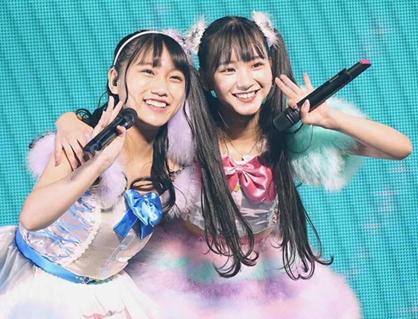  片岡成美（左）と末永桜花（Ｃ）AKS／2020 Zest,Inc.