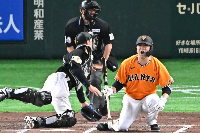４回、スチュワートの暴投に声を荒らげる巨人・田中将大（右）　