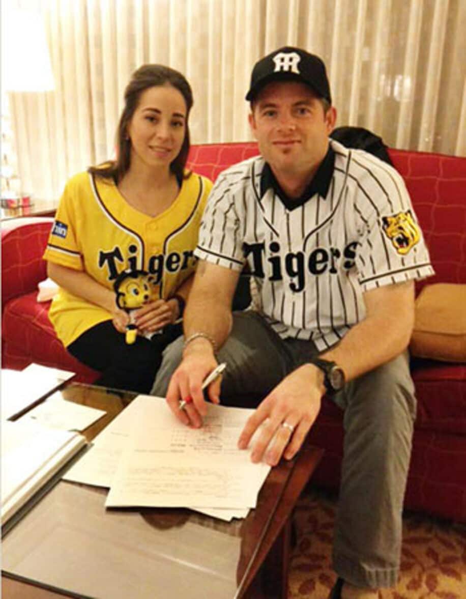 阪神と正式契約を交わしたマット・ヘイグ内野手。左はエリカ夫人（阪神タイガース提供）