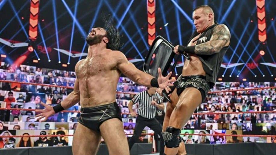  復活したランディ・オートンはＷＷＥ王者ドリュー・マッキンタイア（左）を急襲した。（2020 WWE, Inc. All Rights Reserved.）
