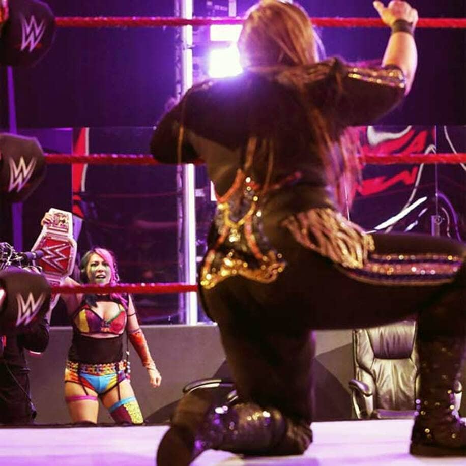  アスカ（奥）は挑戦者決定戦を制したナイアにベルトを誇示した（C）2020　WWE,　Inc.　All　Rights　Reserved.