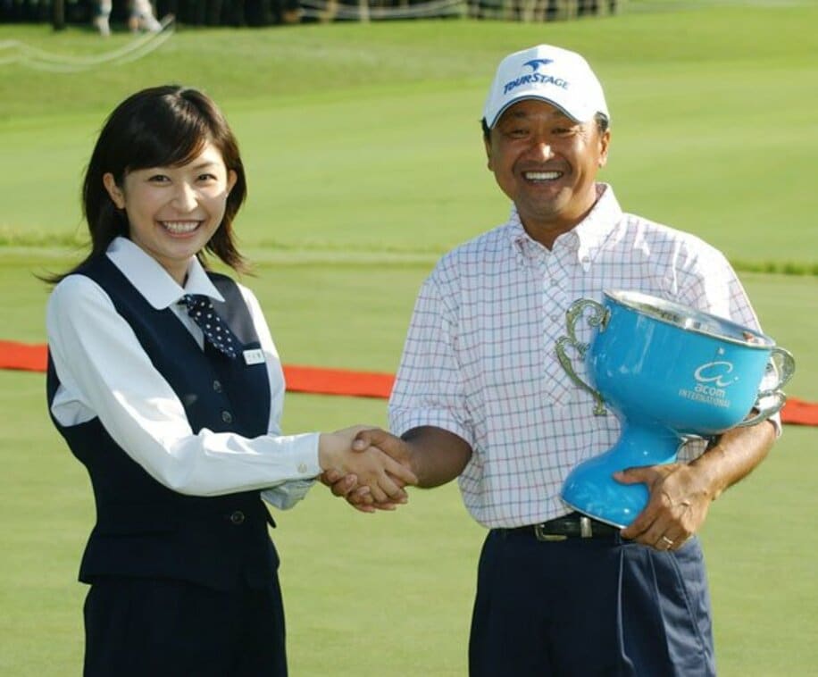  石岡ゴルフ倶楽部ではアコムインターナショナルが開催されていた（写真は小野真弓と握手する優勝者・倉本昌弘、２００３年）