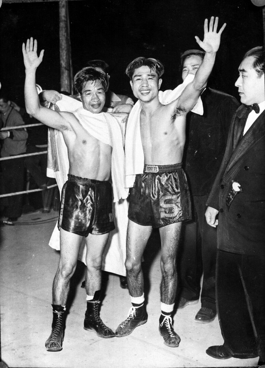  １９５２年５月１９日、ダド・マリノに１５ラウンド判定勝利を収めて日本人初の世界王者となった白井義男（右=日本ボクシングコミッション提供)