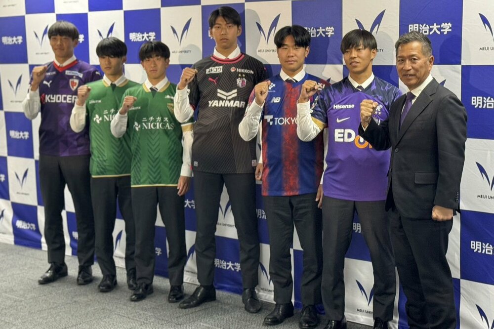 左から永田倖大、内田陽介、熊取谷一星、上林豪、常盤亨太、中村草太、栗田大輔監督
