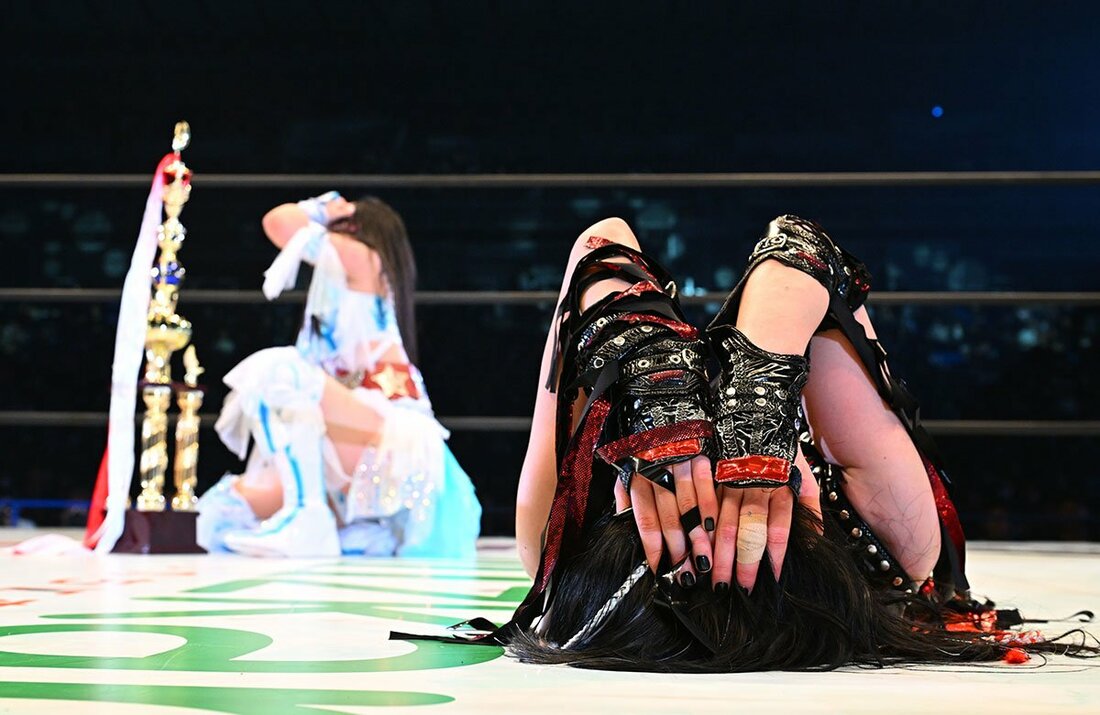 敗れたショックで起き上がれなかった上谷沙弥(右)