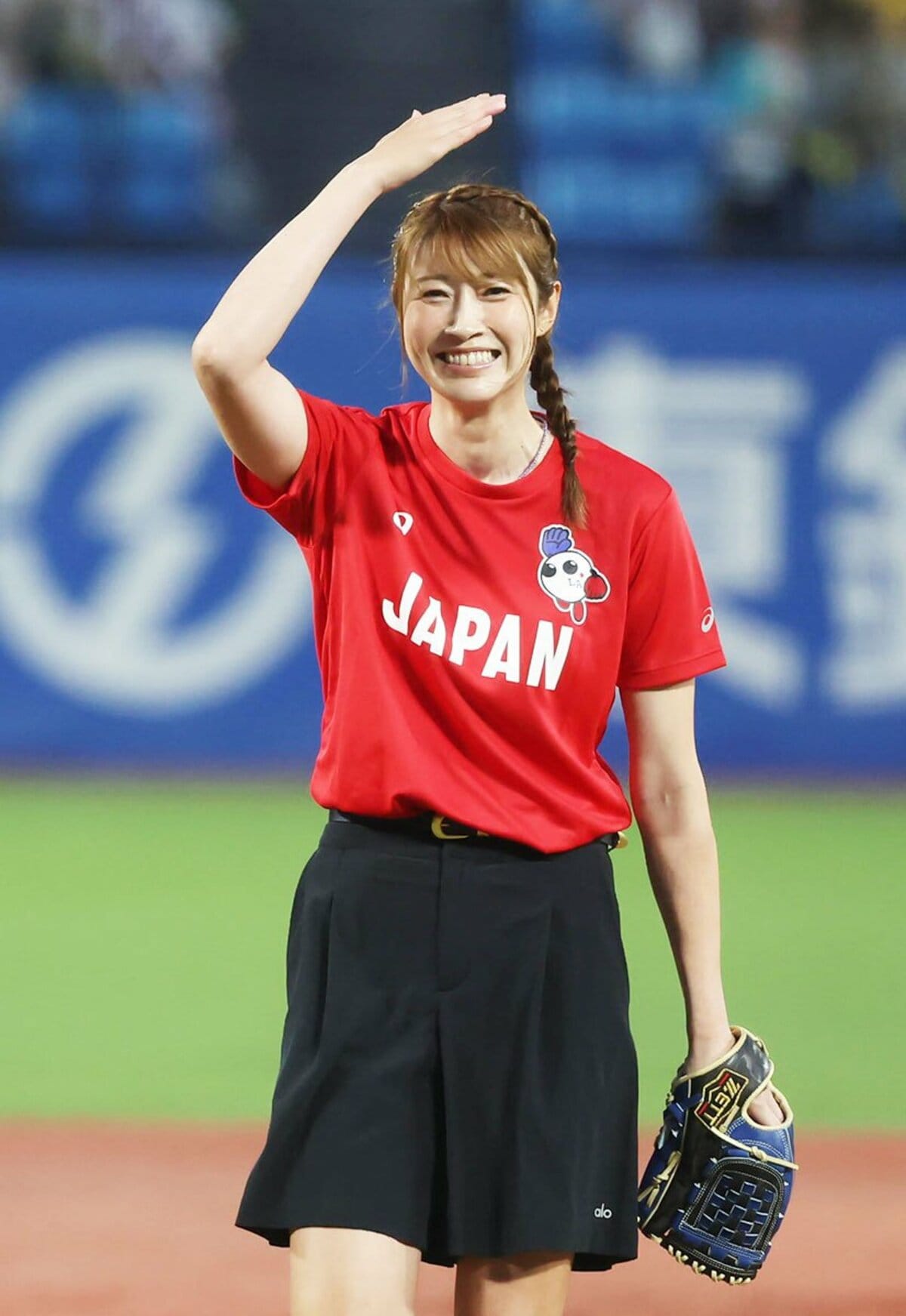 ヤクルト】狩野舞子 始球式ワンバンで〝小ボケ〟「フォークボール