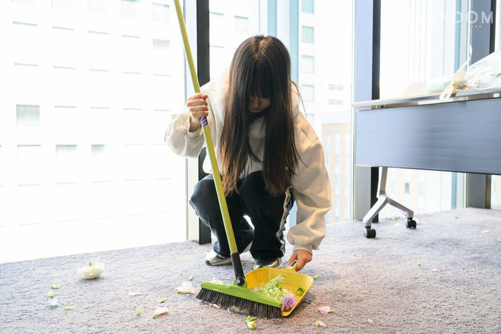 散らかった花びらを掃除する玖麗さやか