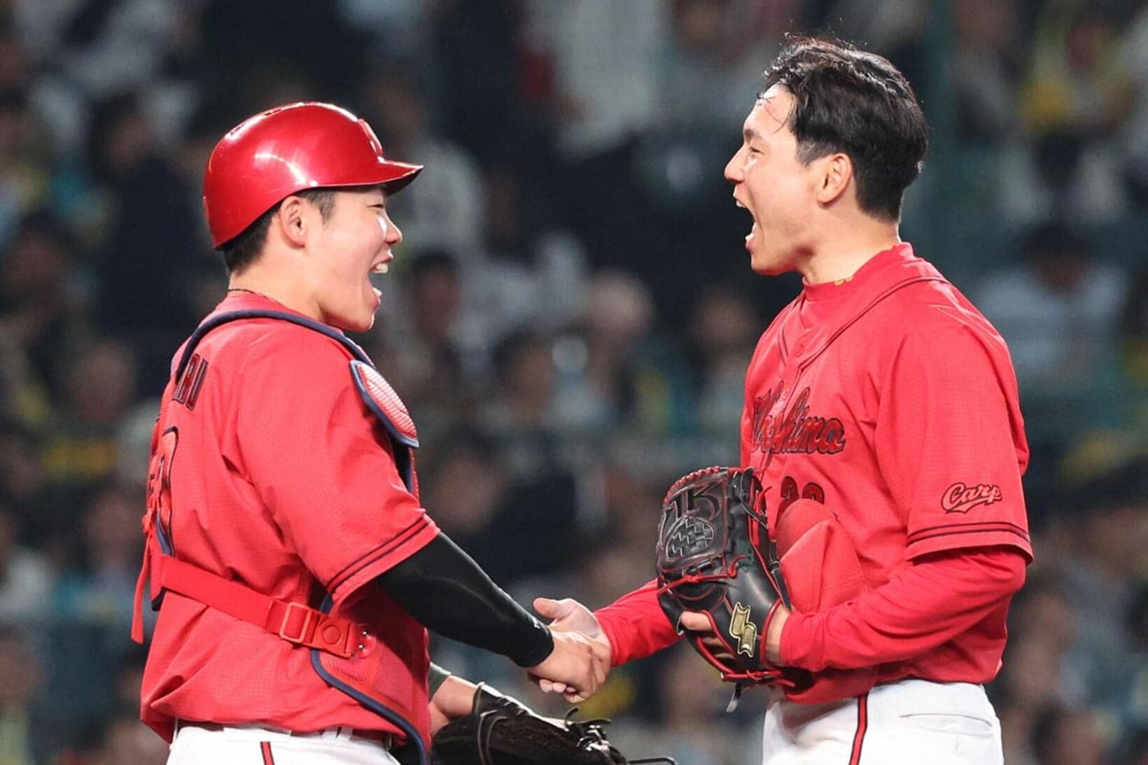 虎打線を完封し喜ぶ栗林（右）と持丸のバッテリー