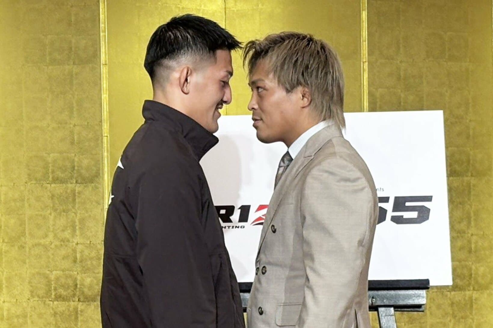 会見で太田忍(右)とにらみ合った鹿志村仁之助