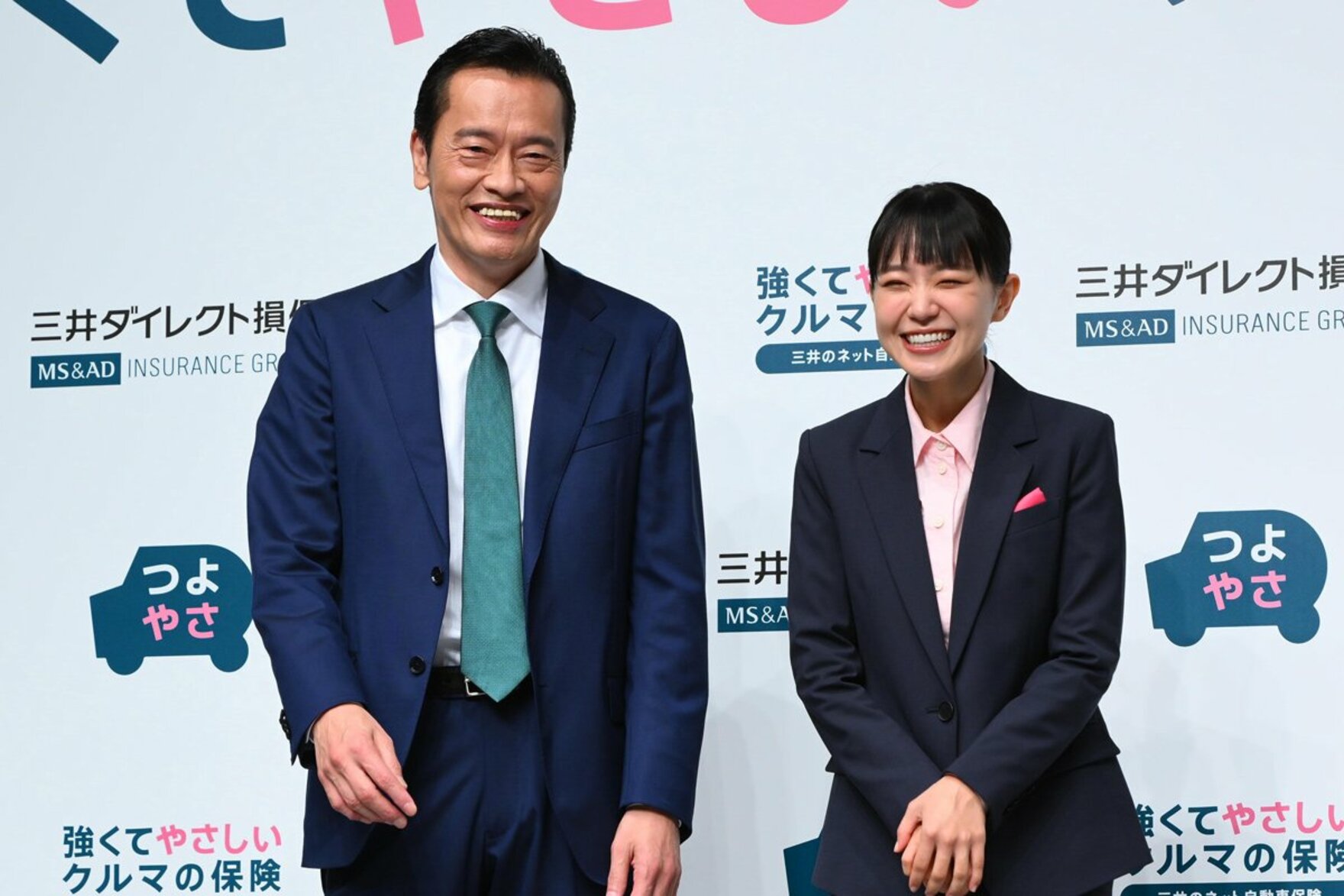 笑顔で会話を交わす遠藤憲一（左）と奈緒