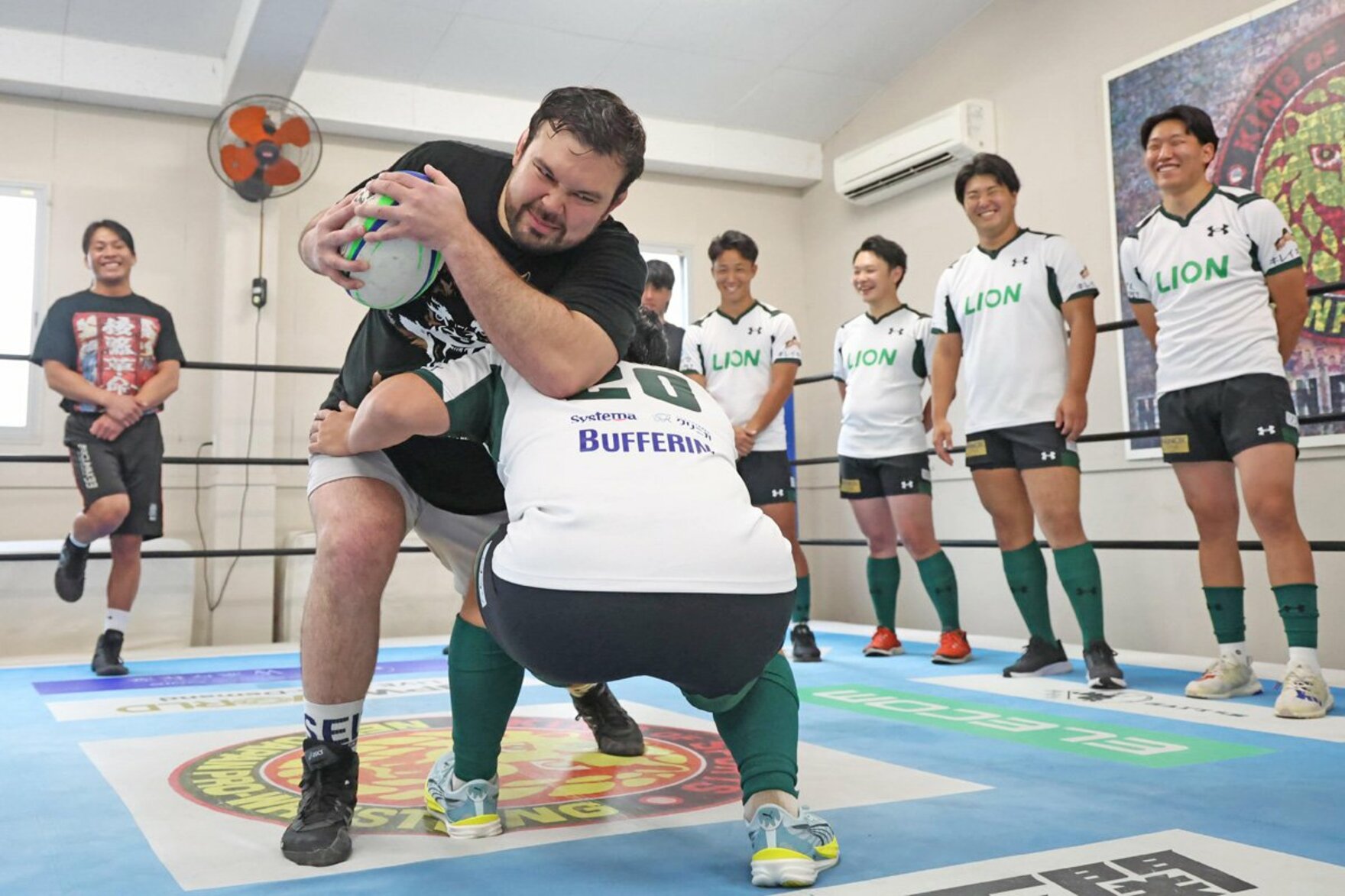 若手ラグビー選手にボールを持って突っ込むウルフアロン
