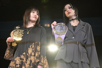 調印式でにらみ合う朱里（左）と上谷沙弥