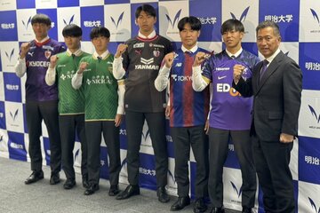 左から永田倖大、内田陽介、熊取谷一星、上林豪、常盤亨太、中村草太、栗田大輔監督