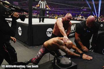  場外でアンダーソンを攻撃するモクスリー（新日本プロレス提供）