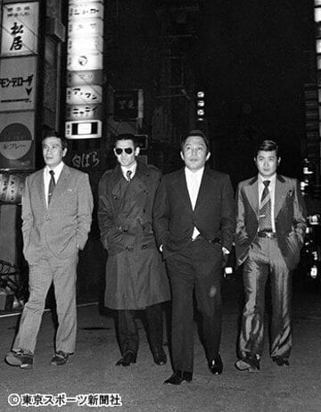 1974年、映画「暴力街」の製作発表で銀座の街をさっそうと歩く安藤さん。左から丹波哲郎さん、菅原文太さん、安藤さん、小林旭