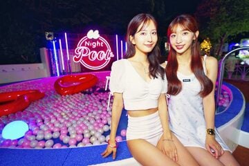 ＣａｎＣａｍ読者モデル「ＣａｎＣａｍ ｉｔ ｇｉｒｌ ＩＣＯＮＳ」斉藤里奈＆南香菜絵が、ナイトプールを猛プッシュ
