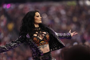 ペイジの登場に観衆は大熱狂©WWE