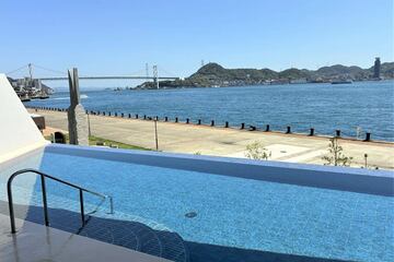 プールから広がる関門海峡と関門橋