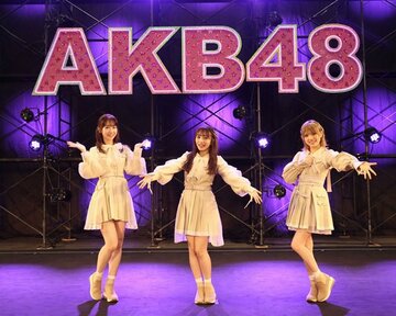  ミニライブも披露したＡＫＢ４８の（左から）柏木、向井地、岡田（ⒸＡＫＢ４８）