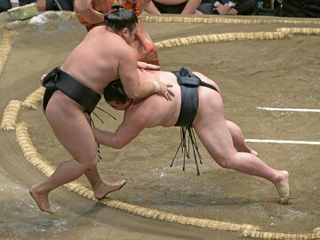 正代(右)に寄り切られた霧馬山