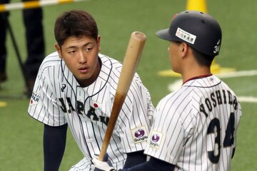岡本和真（左）と吉田正尚