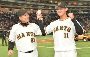  プロ初勝利の平内（右）と記念撮影に応じる原監督（東スポWeb）