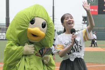 ひな丸（左）とともに球場を盛り上げる