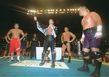  第１２回G１優勝・蝶野正洋（中央）（東スポWeb）