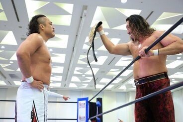 下関大会での前哨戦で、IWGP王者・辻陽太(右)と火花を散らした後藤洋央紀