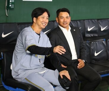 阪神・藤川球児監督(左)と井口資仁監督