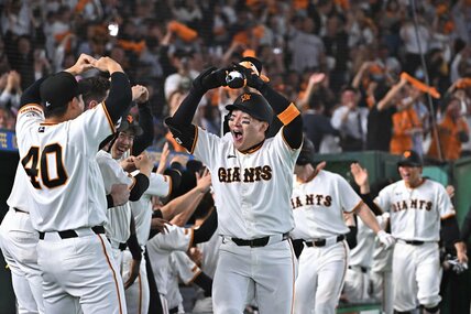 ８回、逆転満塁本塁打を放ちナインに祝福される巨人・丸佳浩（中）　