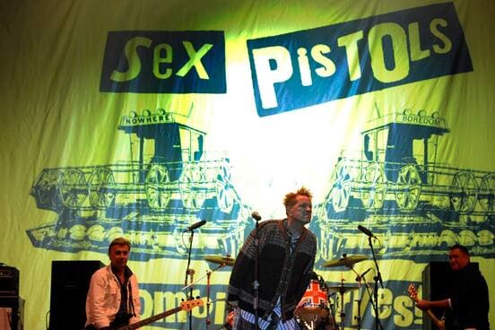セックス・ピストルズ（写真は０８年、ロイター）