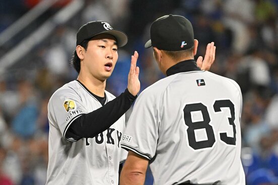 阿部慎之助監督（右）とハイタッチする山崎伊織