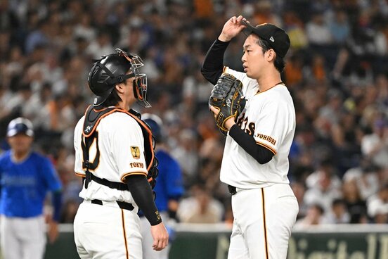 突如崩れた巨人・山崎伊織(右)に駆け寄る甲斐拓也