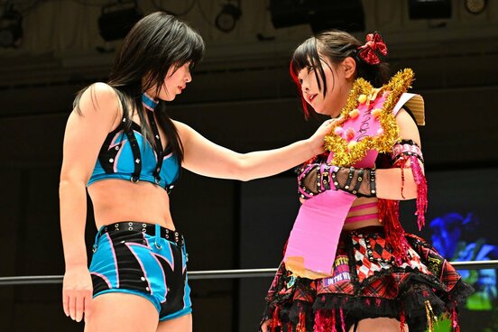 2・7大阪で激突するさくらあや(左)に「かわいい･オブ･かわいい」王座のベルトを見せつける伊藤麻希