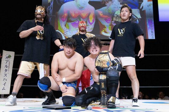 熱戦を経て絆を深めた王者・松房龍哉(前列右)と、佐野蒼嵐(同左)
