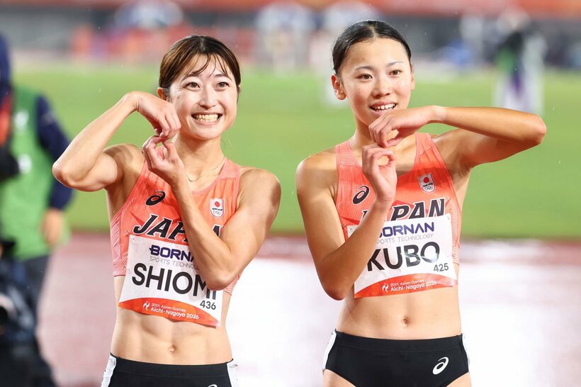 惜しくも表彰台に届かなかった久保凛(右)と塩見綾乃