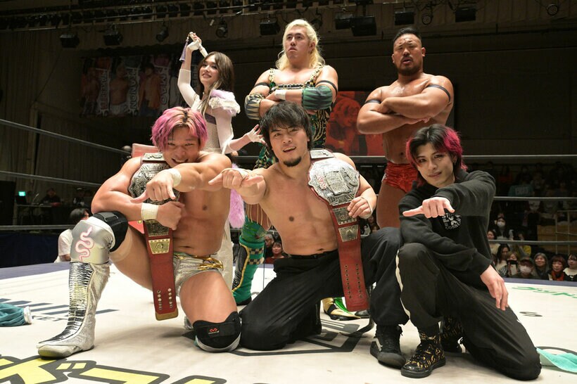 （前列左から）KANO、MAO、KIMIHIRO（後列左から）星元裕月。納谷幸男、飯野雄貴