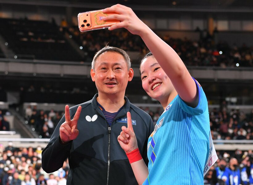 優勝し記念撮影する張本美和と父の張宇さん（左）