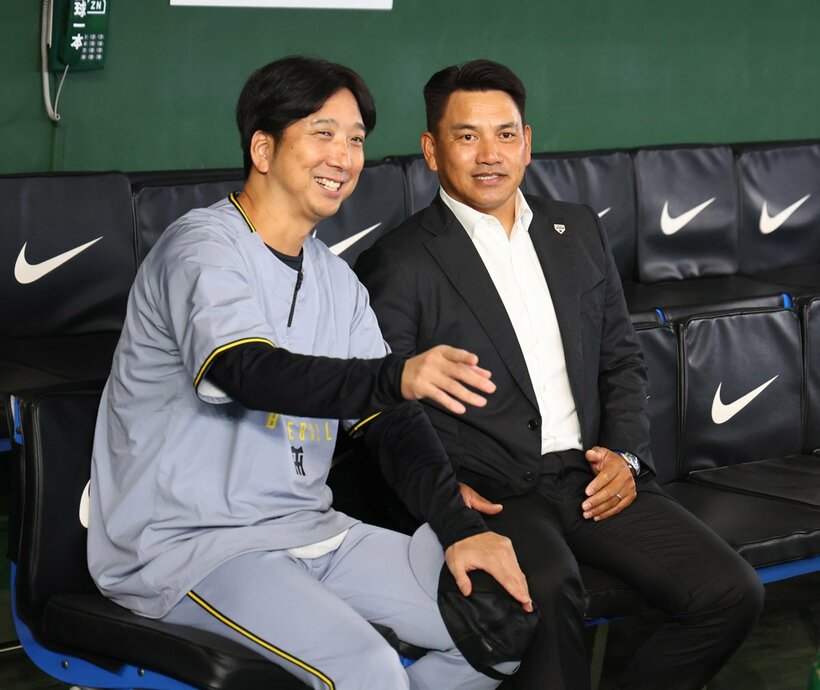 阪神・藤川球児監督（左）と井口資仁監督