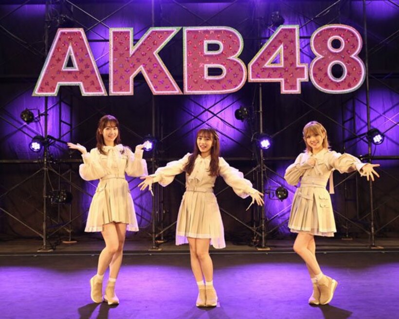  ミニライブも披露したＡＫＢ４８の（左から）柏木、向井地、岡田（ⒸＡＫＢ４８）