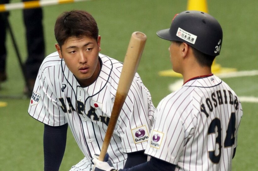 岡本和真（左）と吉田正尚