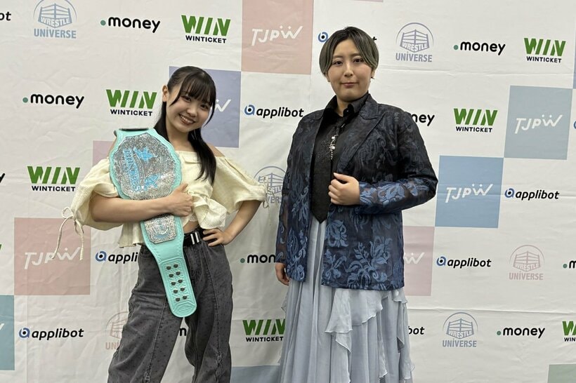 インター王座を争う鈴芽（左）と桐生真弥