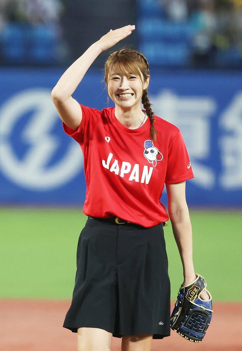 ワンバウンド投球に苦笑いの狩野舞子